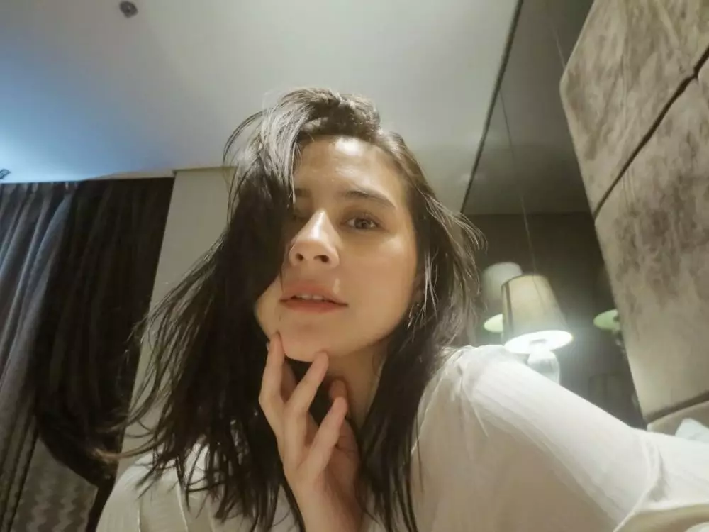 Prilly tampil bare face tanpa makeup © Instagram