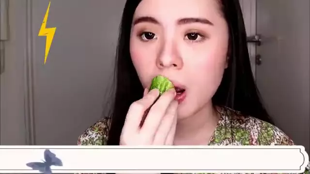 cara mencerahkan bibir gelap dengan timun © YouTube