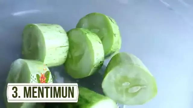 cara mencerahkan bibir gelap dengan timun © YouTube