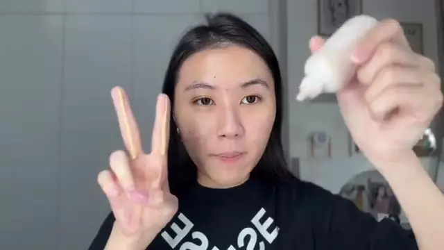 trik makeup agar warna kulit lebih rata © YouTube trik makeup agar warna kulit lebih rata © YouTube