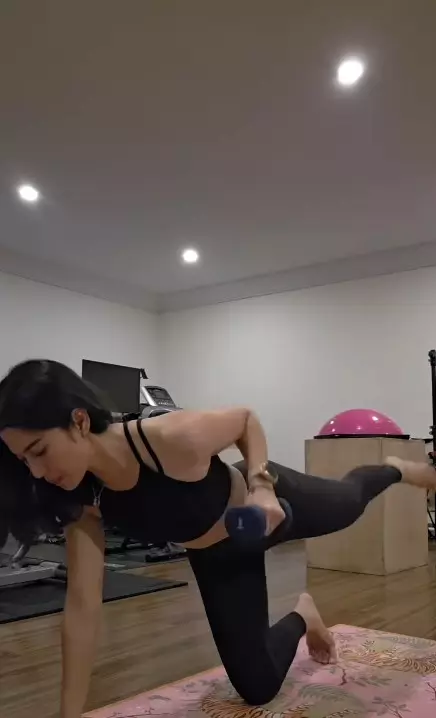 rahasia wajah kencang Dian Sastro © Instagram