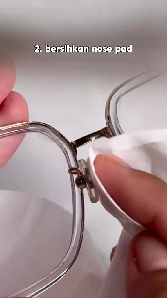 trik bikin makeup awet saat pakai kacamata © TikTok trik bikin makeup awet saat pakai kacamata © TikTok