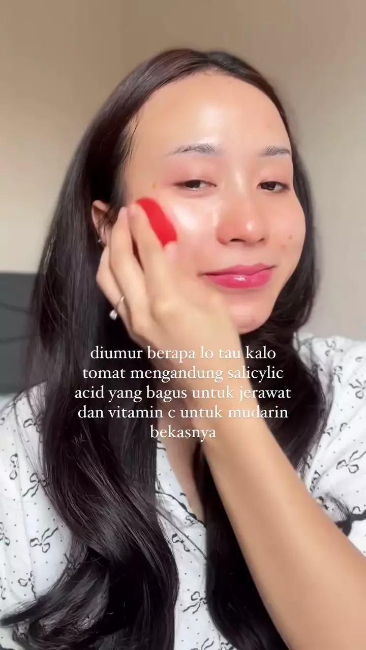 cara hilangkan jerawat dengan tomat © Instagram