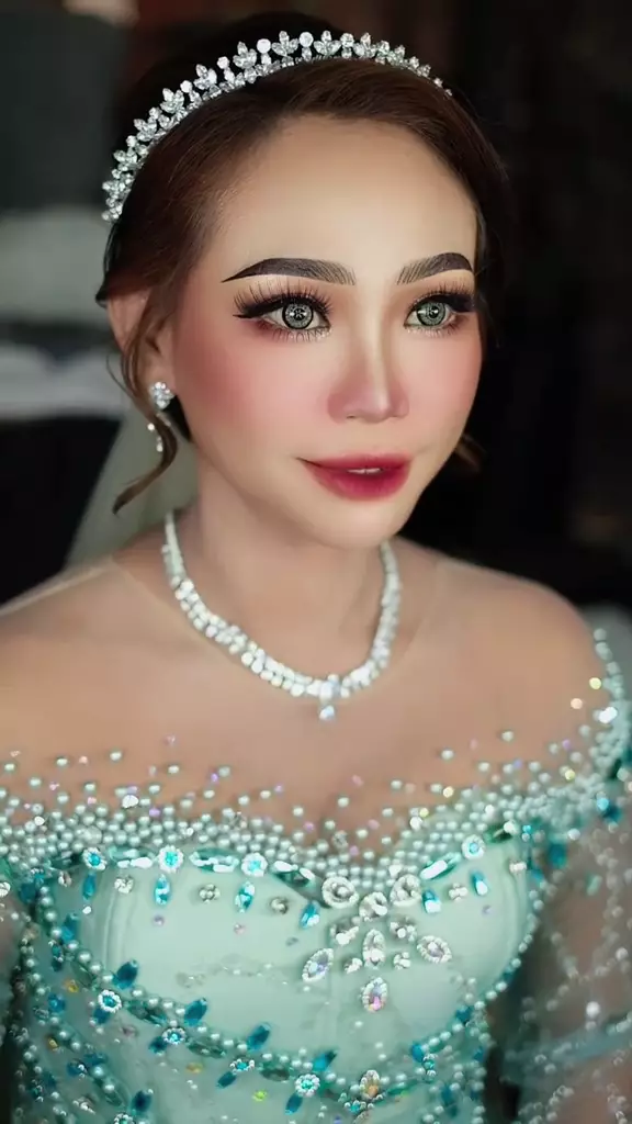 Wanita sawo matang dirias MUA © TikTok