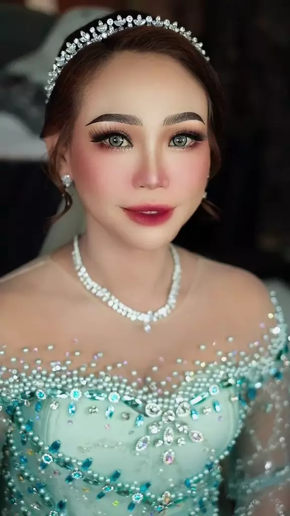 Wanita sawo matang dirias MUA © TikTok