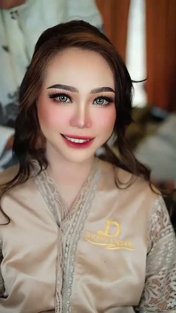 Wanita sawo matang dirias MUA © TikTok