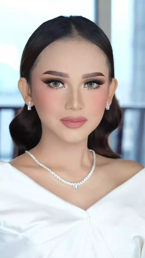 makeup cewek berjerawat dengan pink-bold © TikTok