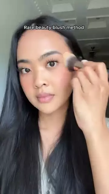 Trik mengatasi blush on terlalu tebal © Instagram