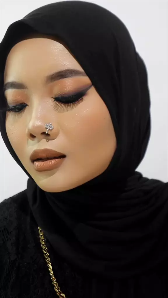 transformasi wanita bermata sipit dirias Arabian look © TikTok transformasi wanita bermata sipit dirias Arabian look © TikTok