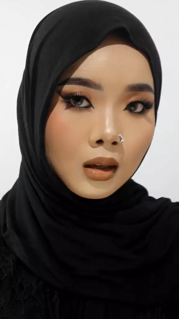 transformasi wanita bermata sipit dirias Arabian look © TikTok transformasi wanita bermata sipit dirias Arabian look © TikTok