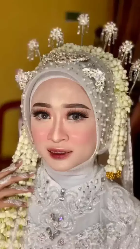 pengantin usai di-retouch MUA © TikTok pengantin usai di-retouch MUA © TikTok