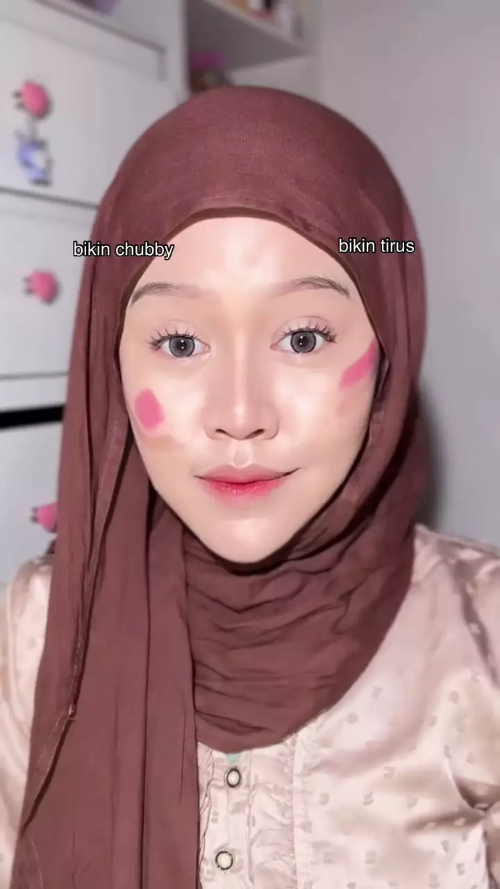 Cara aplikasikan blush on dan contour © Instagram