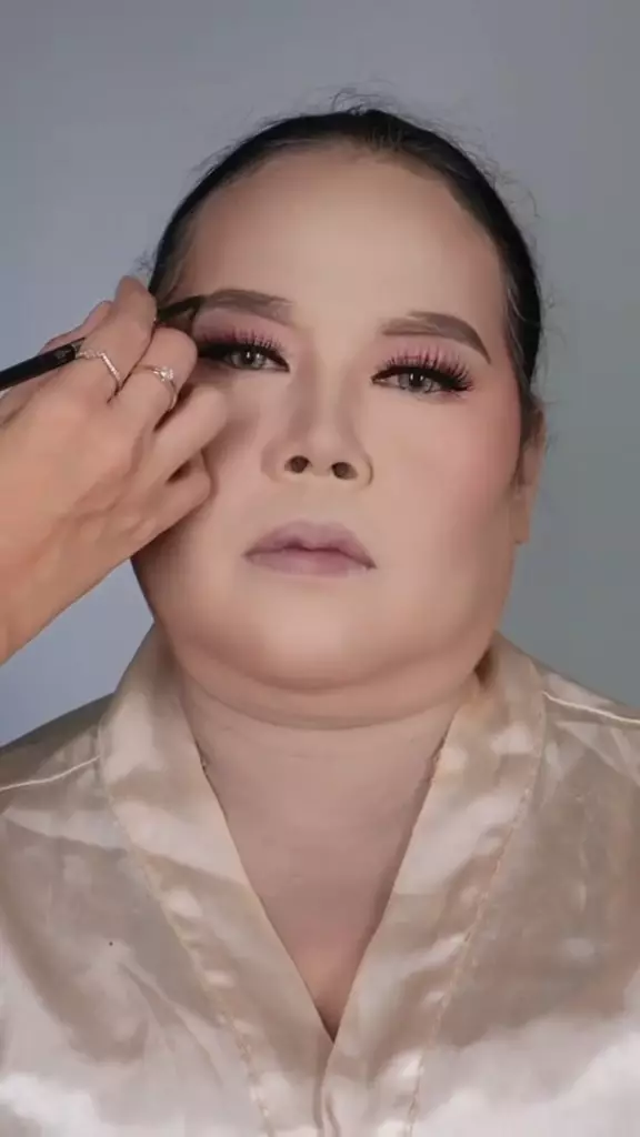 Viral transformasi makeup emak-emak berwajah bulat © TikTok