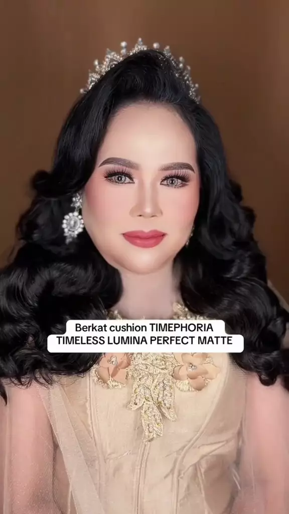 Viral transformasi makeup emak-emak berwajah bulat © TikTok