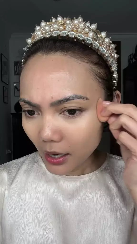 Rina Nose bagikan tutorial makeup fresh © TikTok Rina Nose bagikan tutorial makeup fresh © TikTok