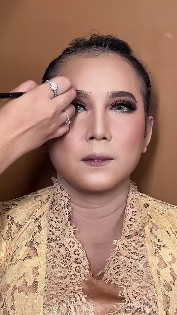 makeup wanita dirias glamor © TikTok