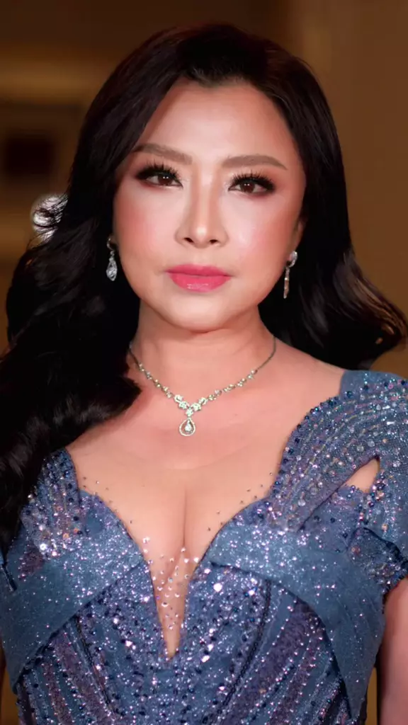 wanita dengan sulam eyeliner dan alis gelap © TikTok wanita dengan sulam eyeliner dan alis gelap © TikTok
