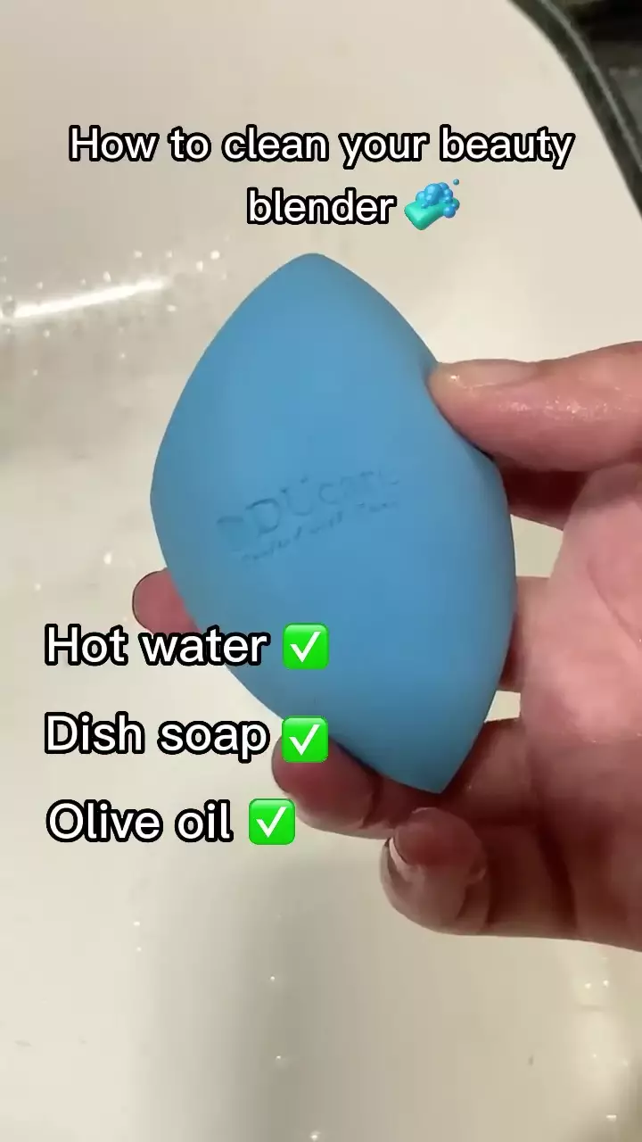 cara bersihkan spons makeup © YouTube