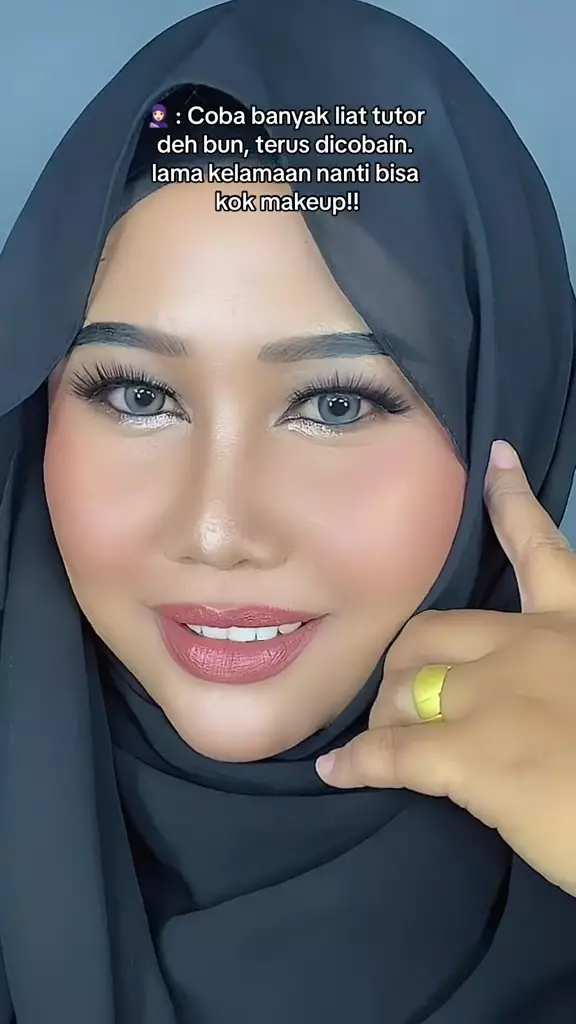 wanita wajah bulat pangling dirias soft bold © TikTok