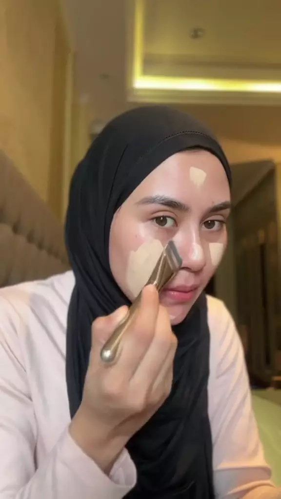 tutorial makeup ala Syahnaz Syadiqah © TikTok