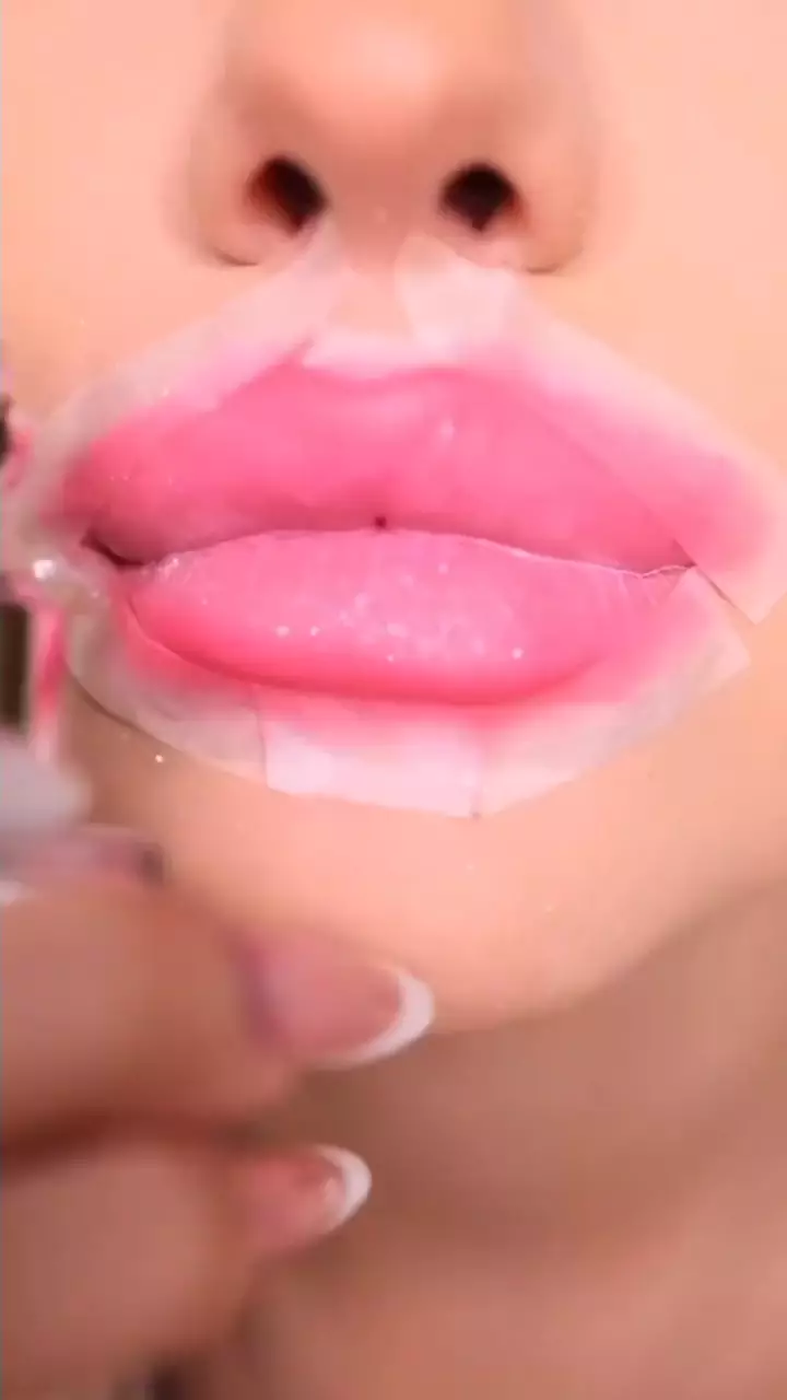 trik bikin garis tepi di bibir © YouTube