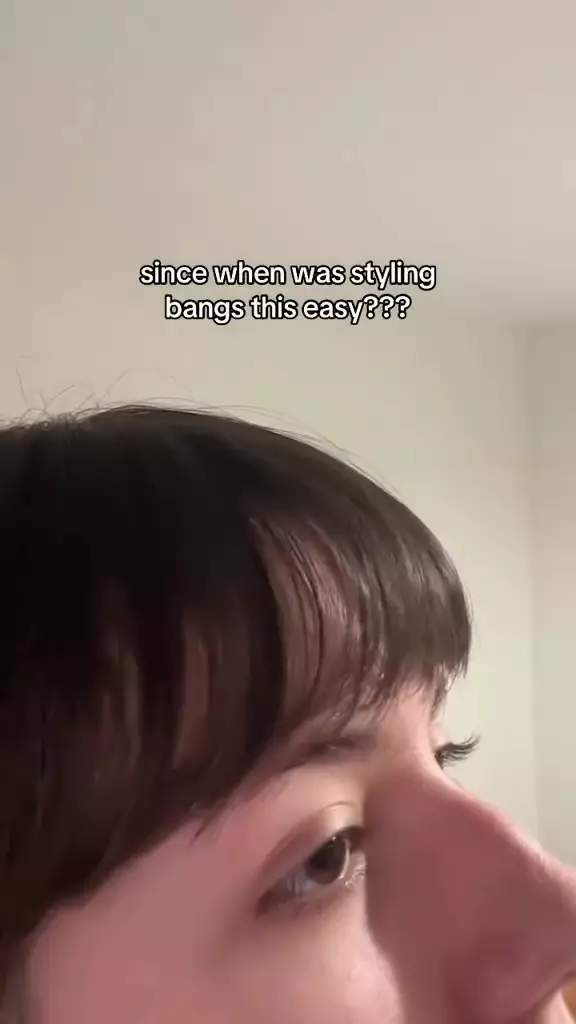 wanita ini punya trik rapikan poni © Instagram 