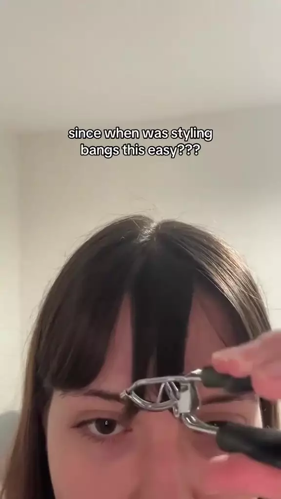 wanita ini punya trik rapikan poni © Instagram 