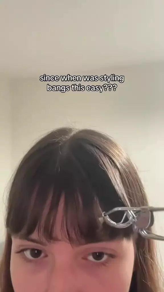 wanita ini punya trik rapikan poni © Instagram 