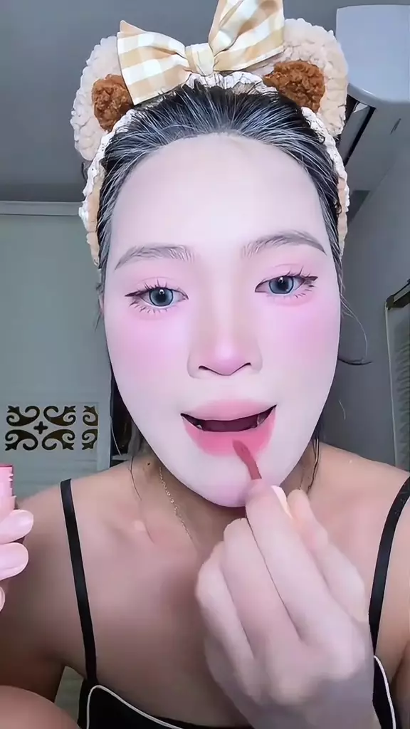 pakai foundation putih bak semen © TikTok pakai foundation putih bak semen © TikTok