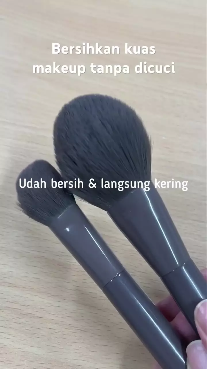 trik bersihkan kuas tanpa dicuci © YouTube trik bersihkan kuas tanpa dicuci © YouTube
