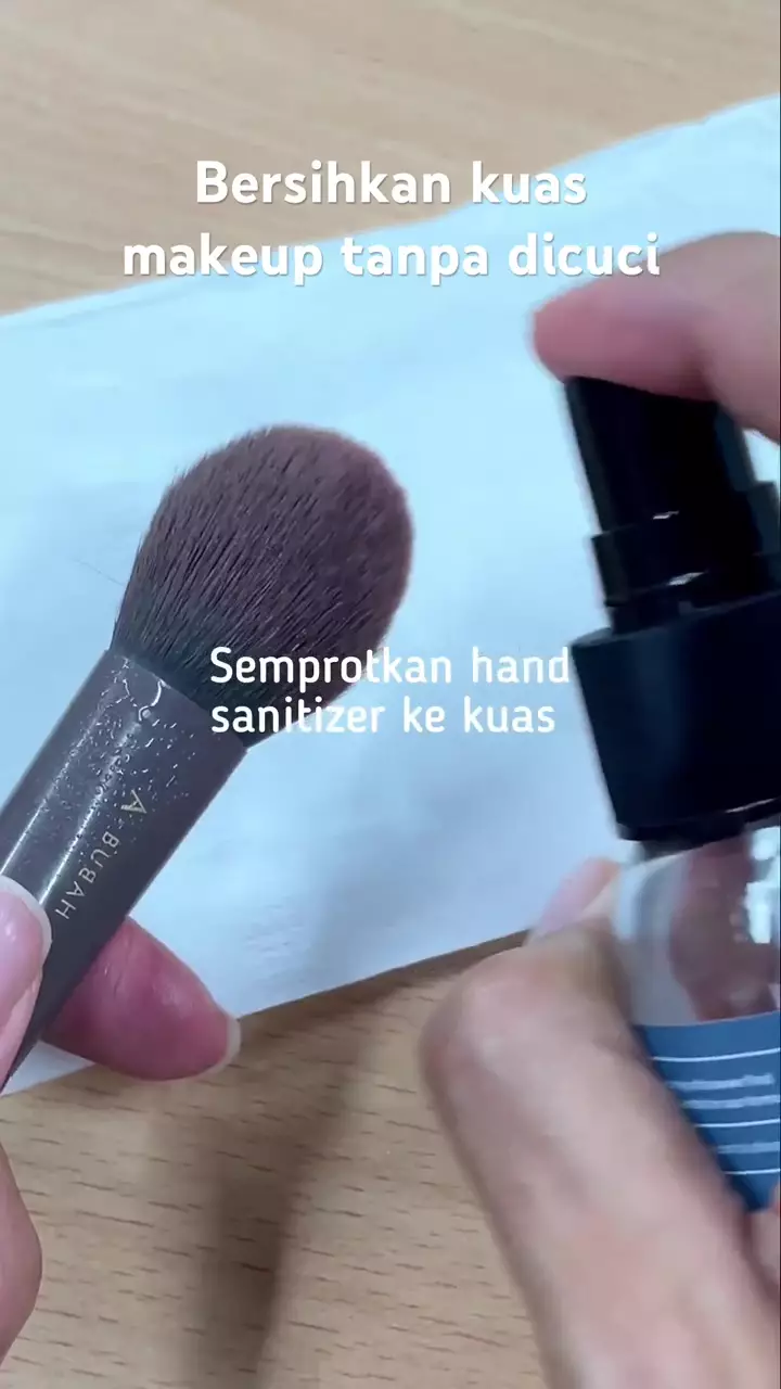 trik bersihkan kuas tanpa dicuci © YouTube trik bersihkan kuas tanpa dicuci © YouTube