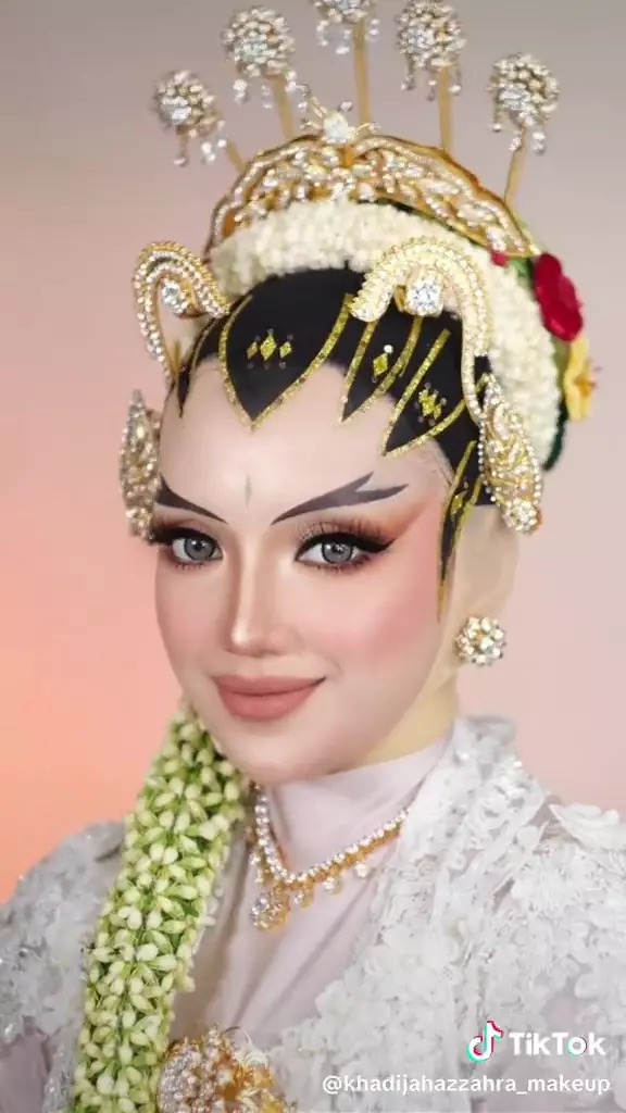 Pengantin ini request makeup paes ageng meski berhijab © TikTok