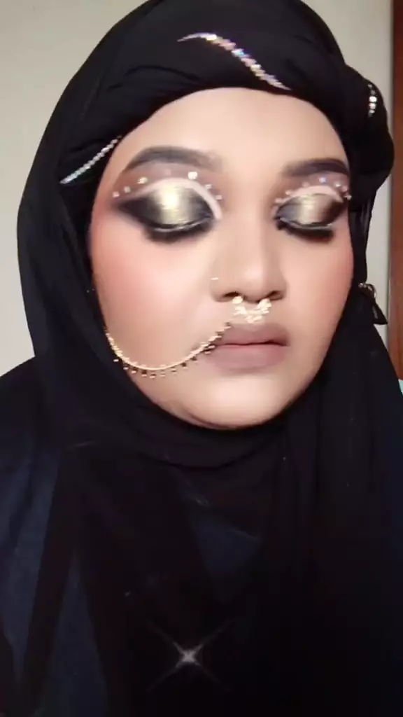 cewek tan skin dandan Arabian look © TikTok