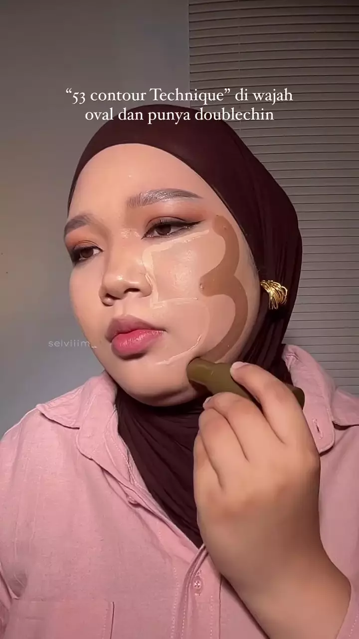 trik bikin kontur untuk wajah oval © Instagram 