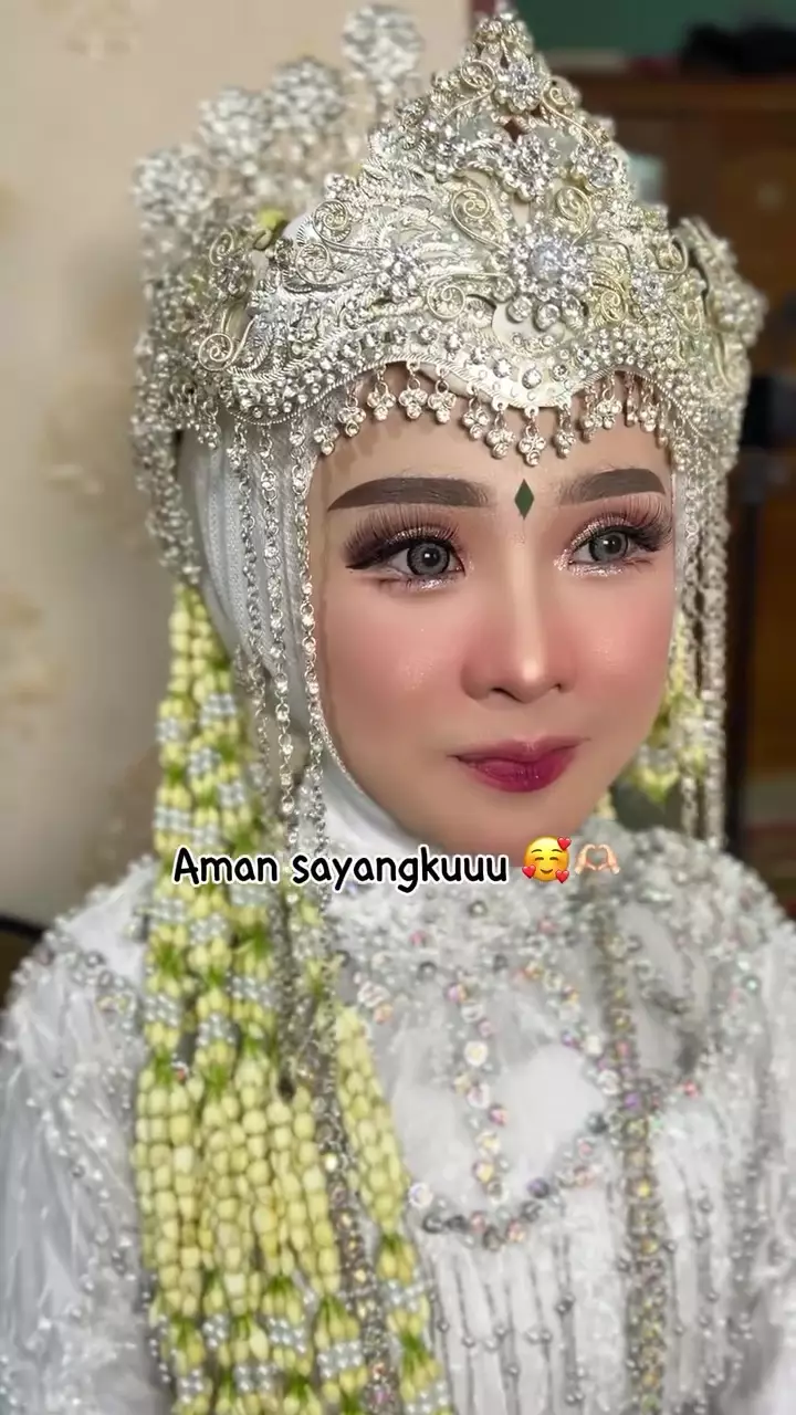 Alis tebal makin rapi meski tak dicukur © Instagram Alis tebal makin rapi meski tak dicukur © Instagram