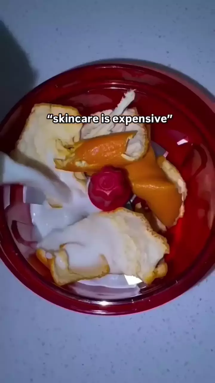 cara cerahkan wajah kusam pakai scrub  © YouTube