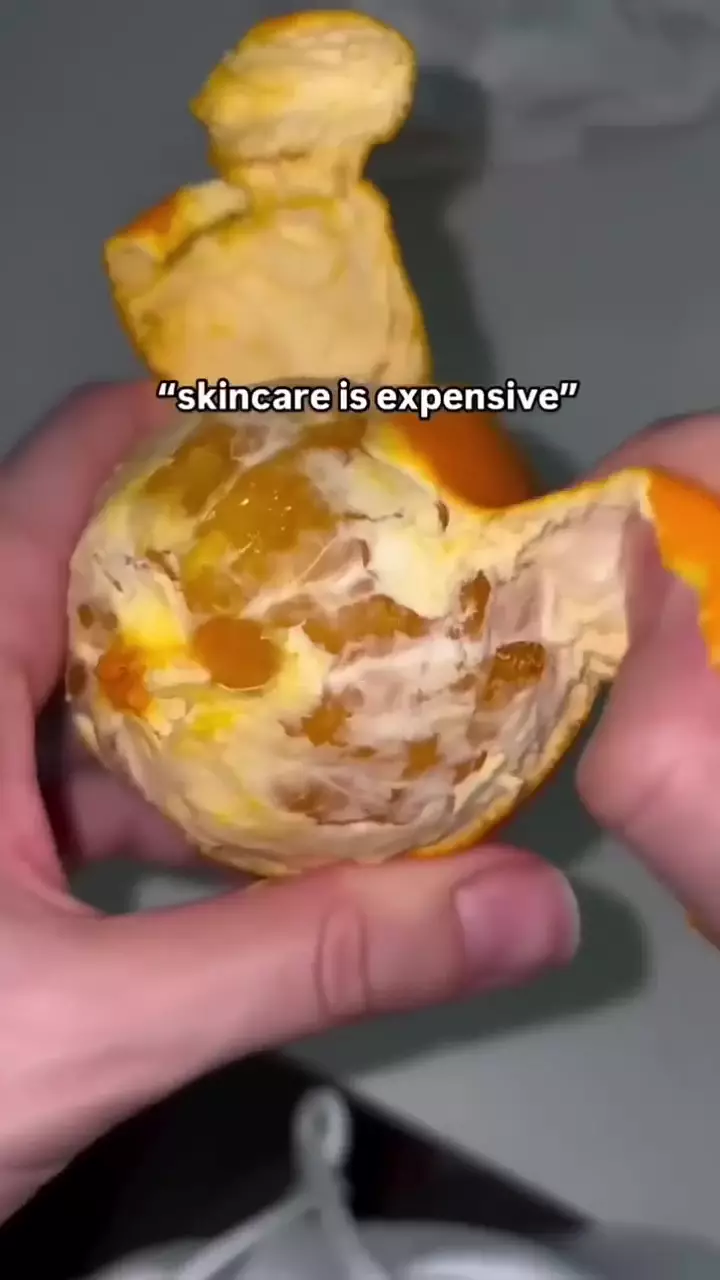 cara cerahkan wajah kusam pakai scrub  © YouTube