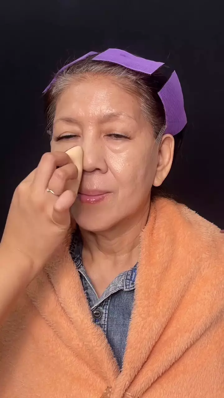 cara pakai foundation ini bisa bantu samarkan kerutan © Instagram