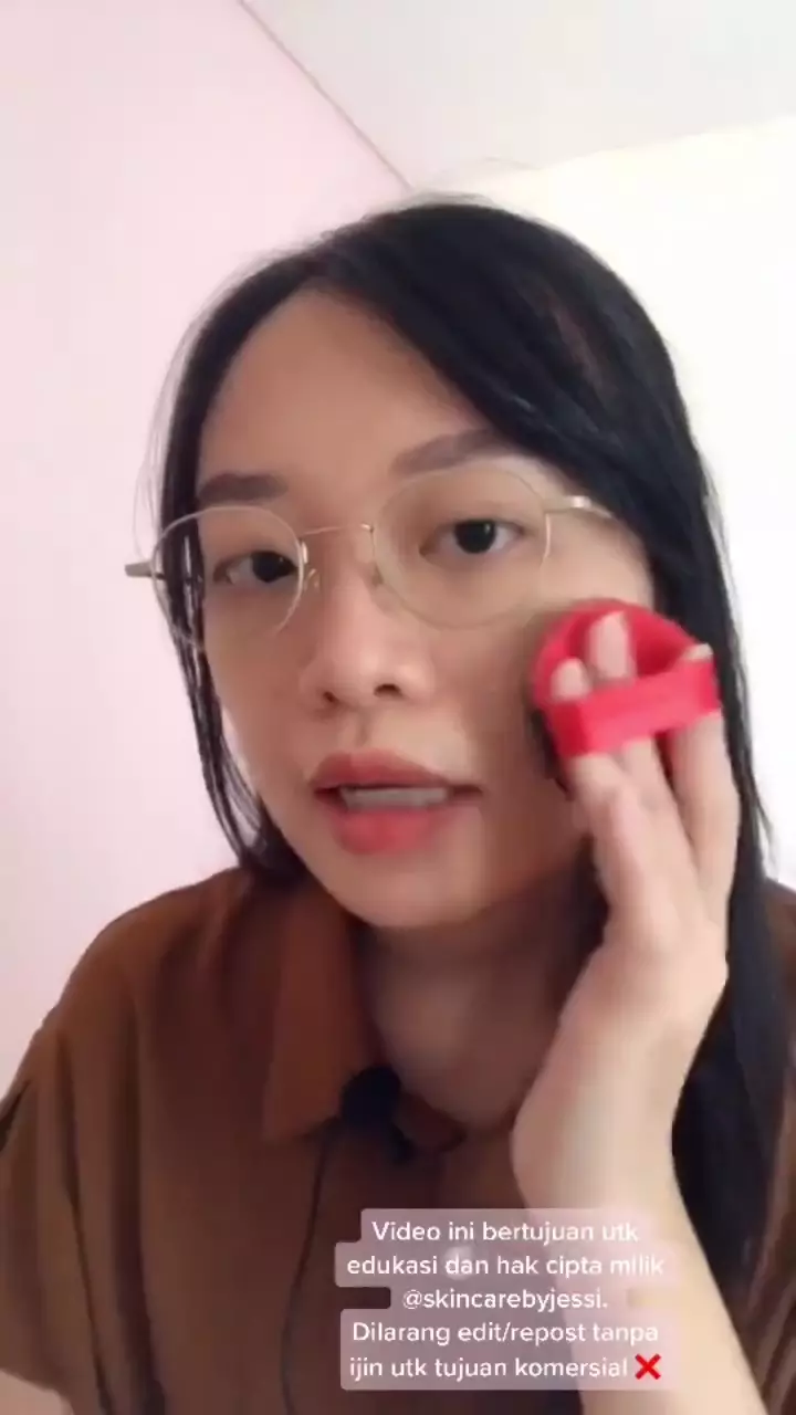 cara reapply sunscreen saat makeup © YouTube cara reapply sunscreen saat makeup © YouTube