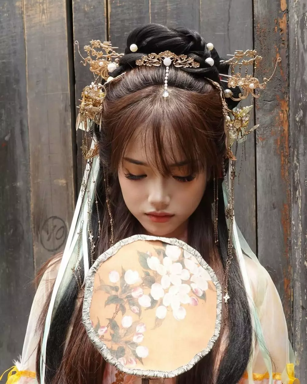 gaya makeup Fuji pakai gaun hanfu © Instagram  gaya makeup Fuji pakai gaun hanfu © Instagram