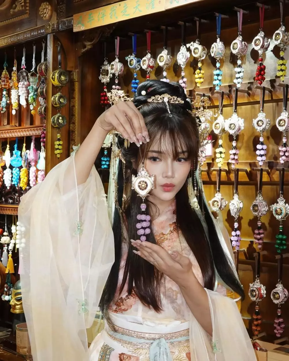 gaya makeup Fuji pakai gaun hanfu © Instagram  gaya makeup Fuji pakai gaun hanfu © Instagram