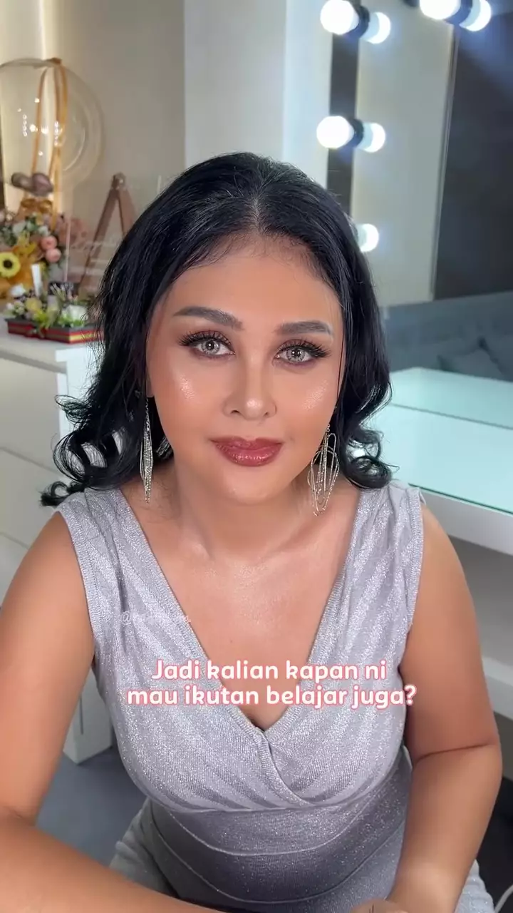 emak-emak dandan bold glam © Instagram