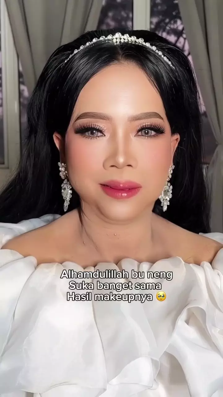 Emak-emak ini tampil bak barbie © Instagram