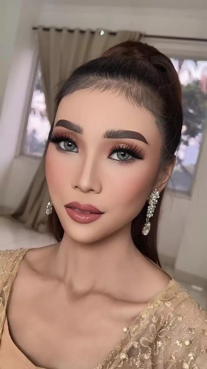 cewek berjerawat dimakeup bold © Instagram