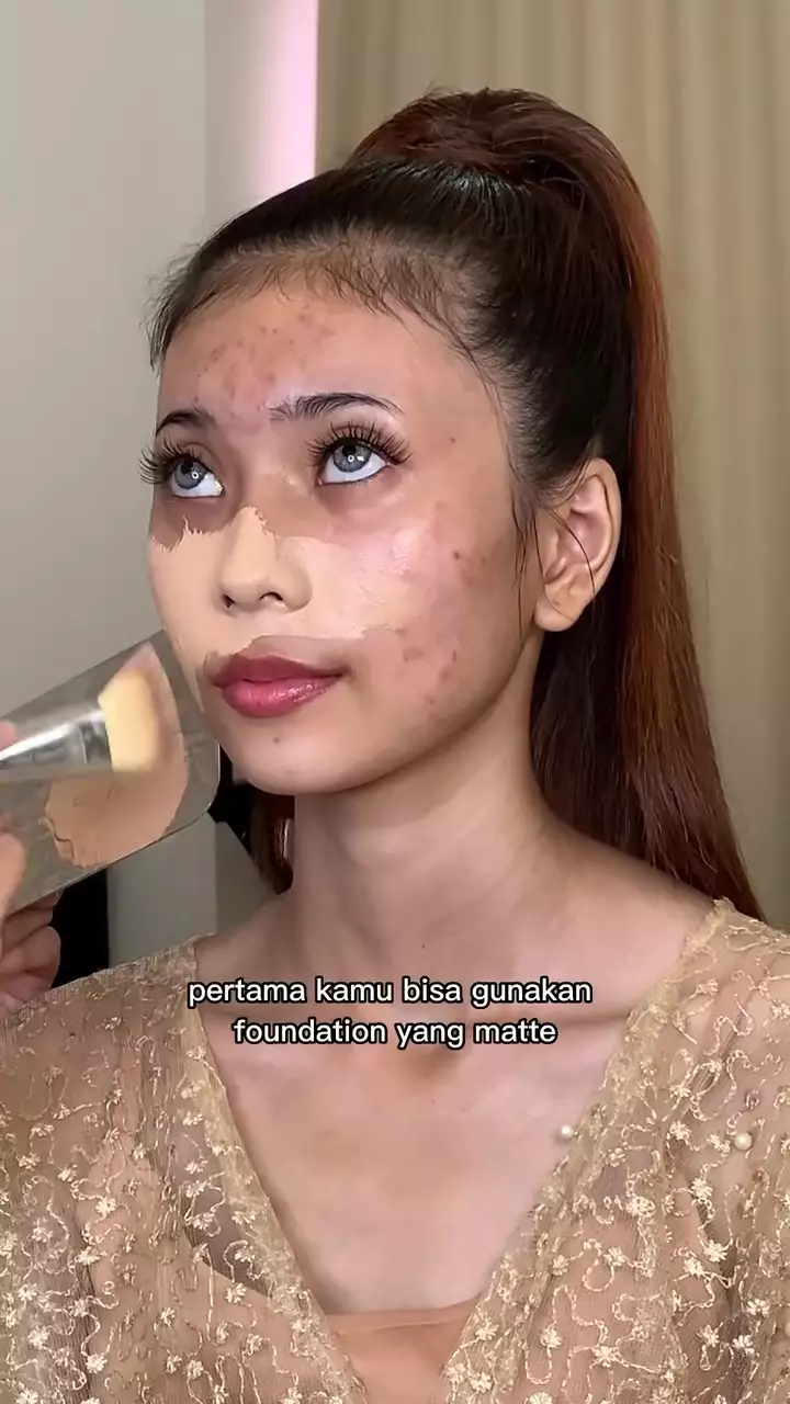 cewek berjerawat dimakeup bold © Instagram