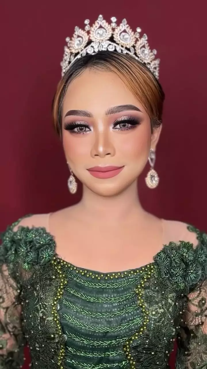 transformasi cewek kulit sawo matang pakai foundation putih © Instagram  transformasi cewek kulit sawo matang pakai foundation putih © Instagram