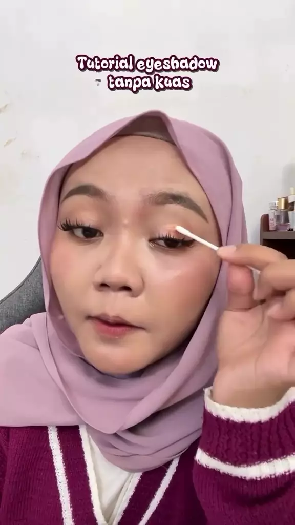 Trik pakai eyeshadow tanpa brush © Instagram Trik pakai eyeshadow tanpa brush © Instagram