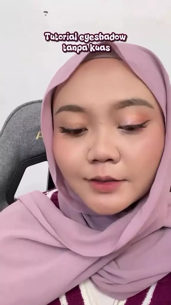 Trik pakai eyeshadow tanpa brush © Instagram Trik pakai eyeshadow tanpa brush © Instagram