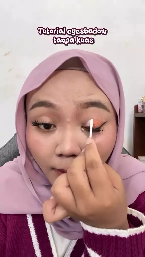 Trik pakai eyeshadow tanpa brush © Instagram Trik pakai eyeshadow tanpa brush © Instagram