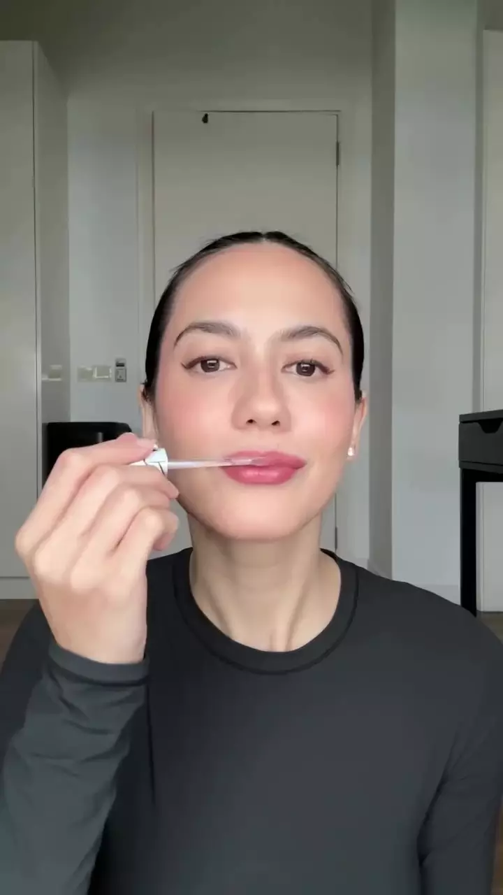 cara Pevita Pearce pakai lipstik © Instagram